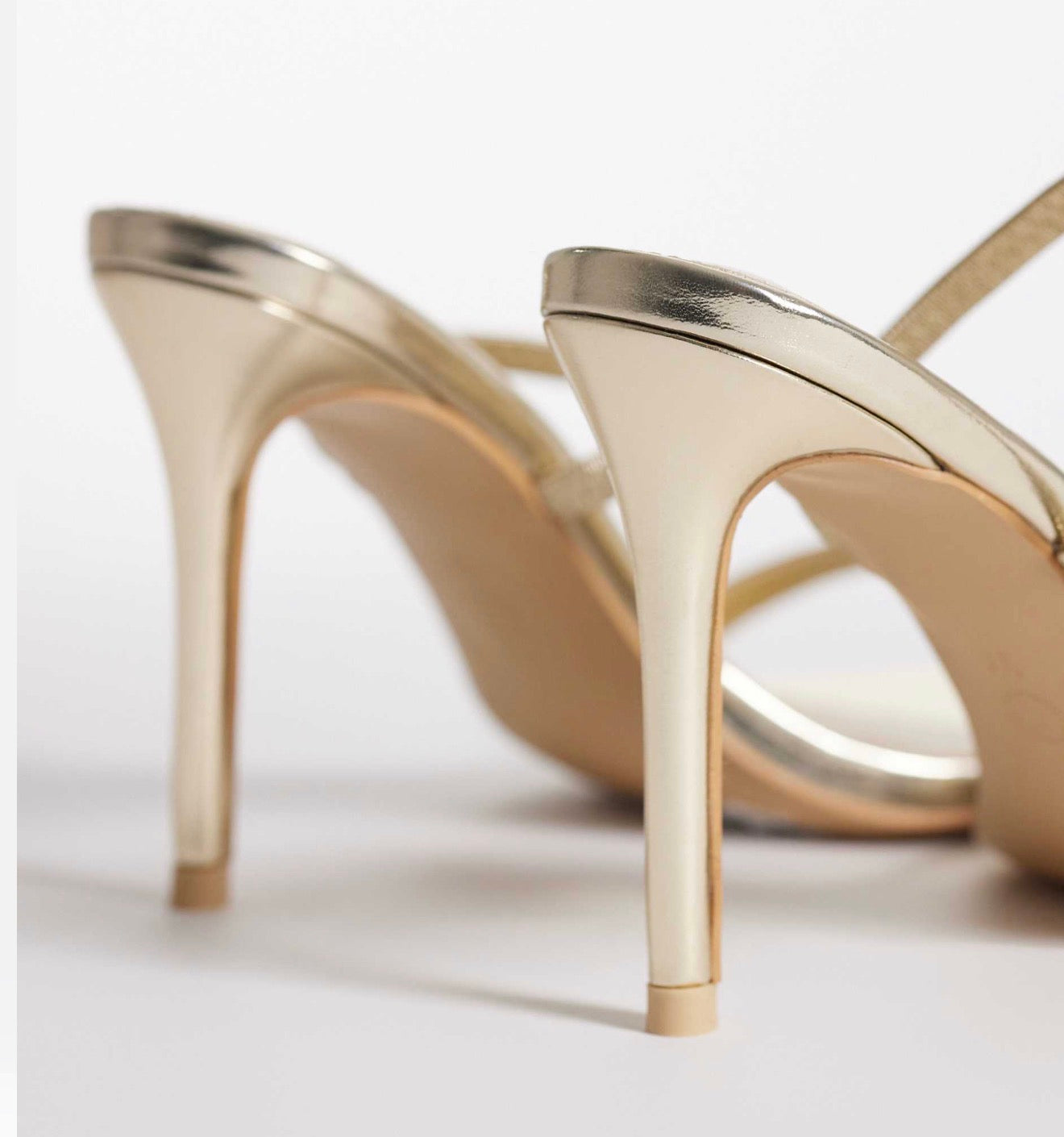 Heeled sandal in gold