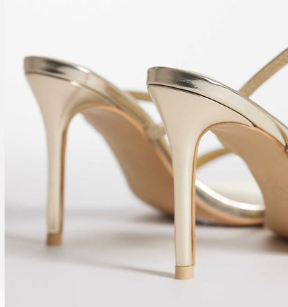 Heeled sandal in gold