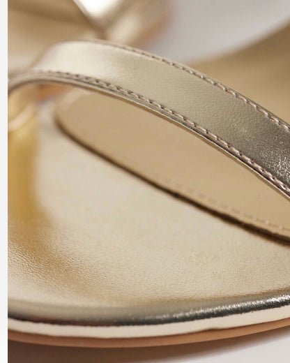 Heeled sandal in gold